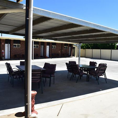 Riviana Motel Дениликуин Екстериор снимка