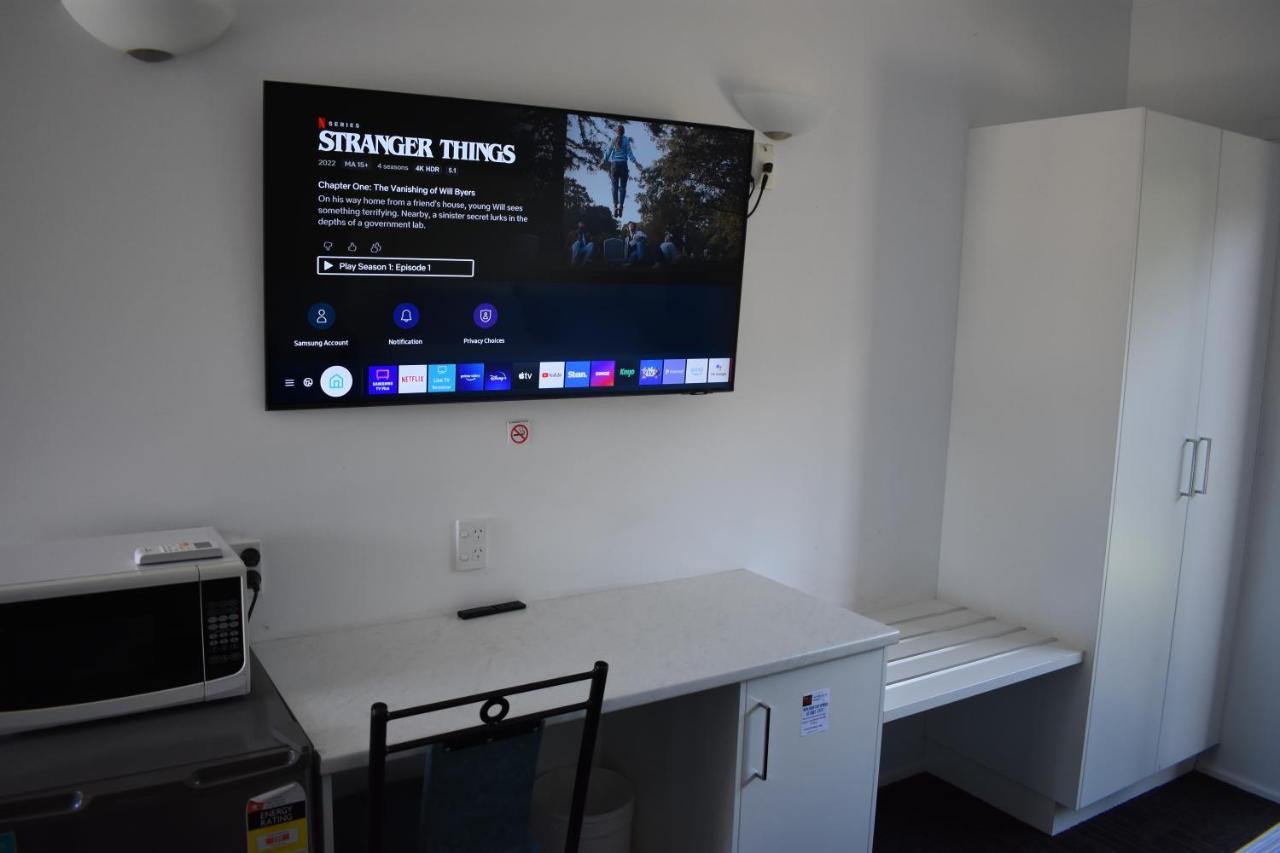 Riviana Motel Дениликуин Екстериор снимка