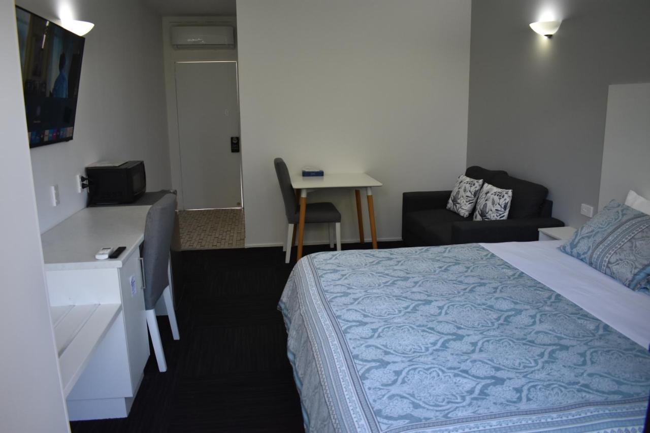 Riviana Motel Дениликуин Екстериор снимка