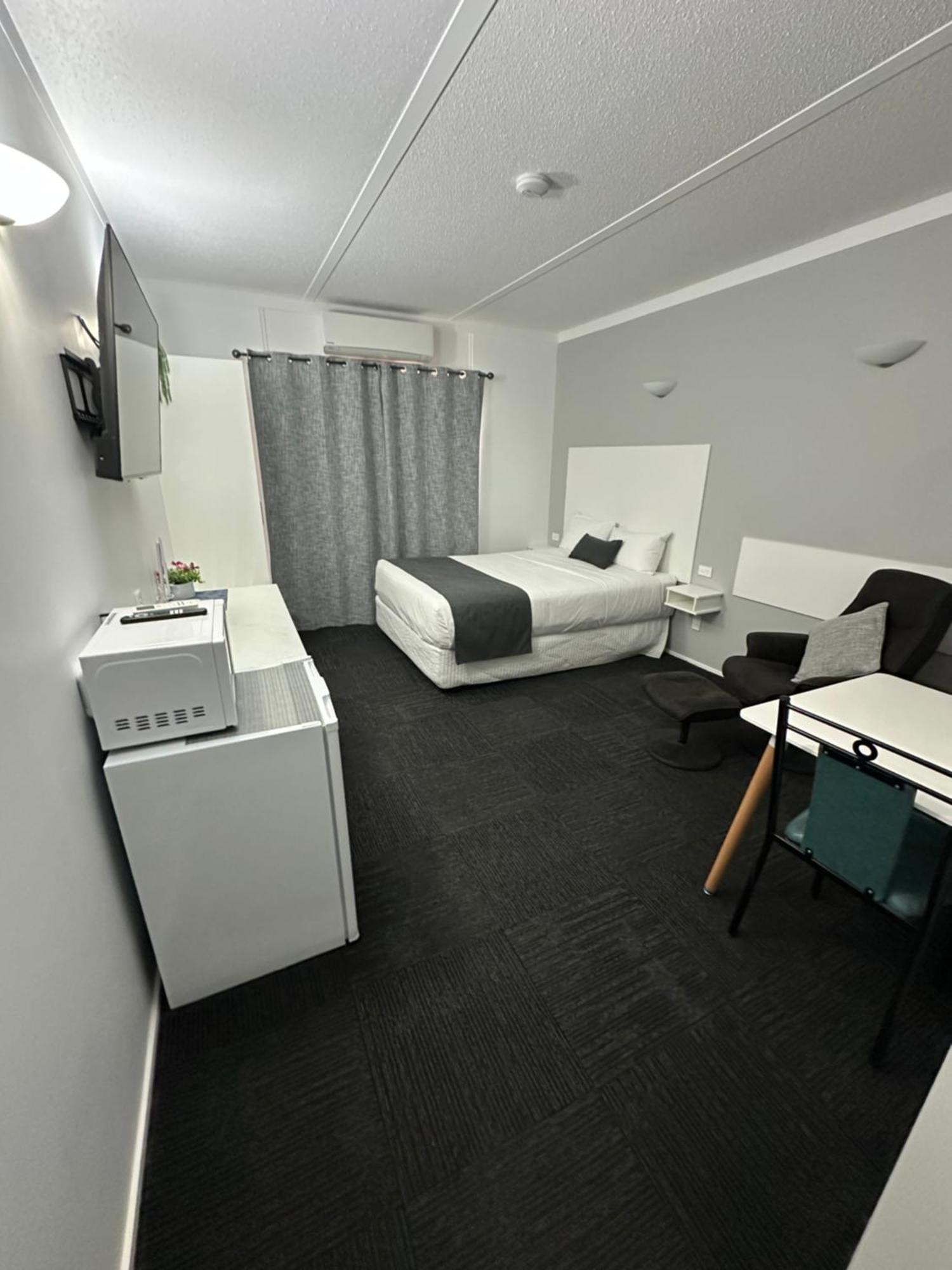 Riviana Motel Дениликуин Екстериор снимка