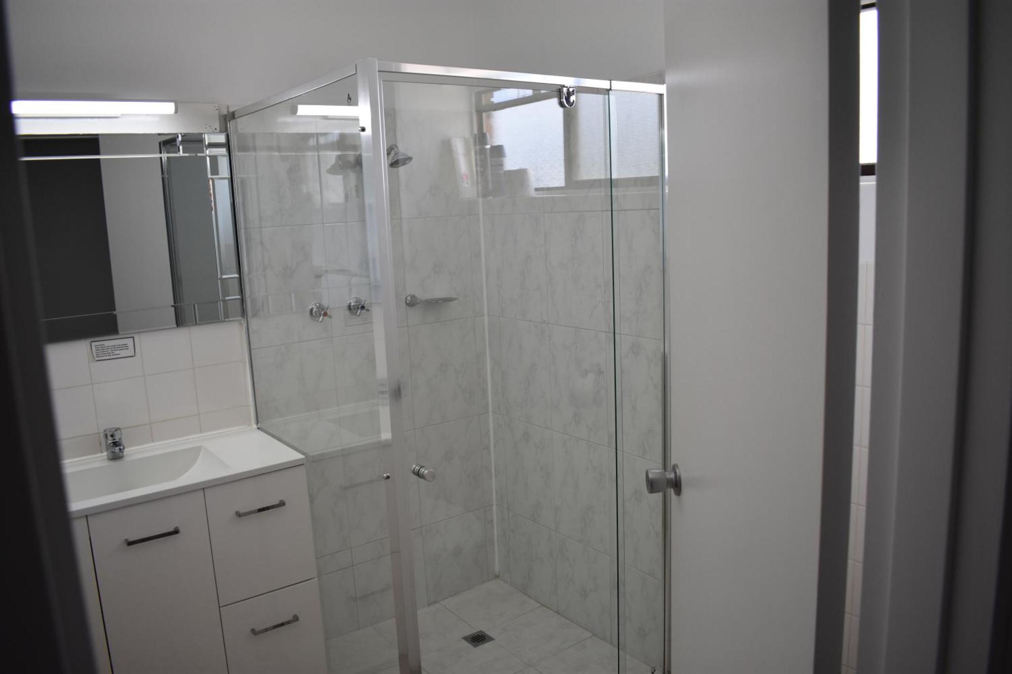 Riviana Motel Дениликуин Екстериор снимка