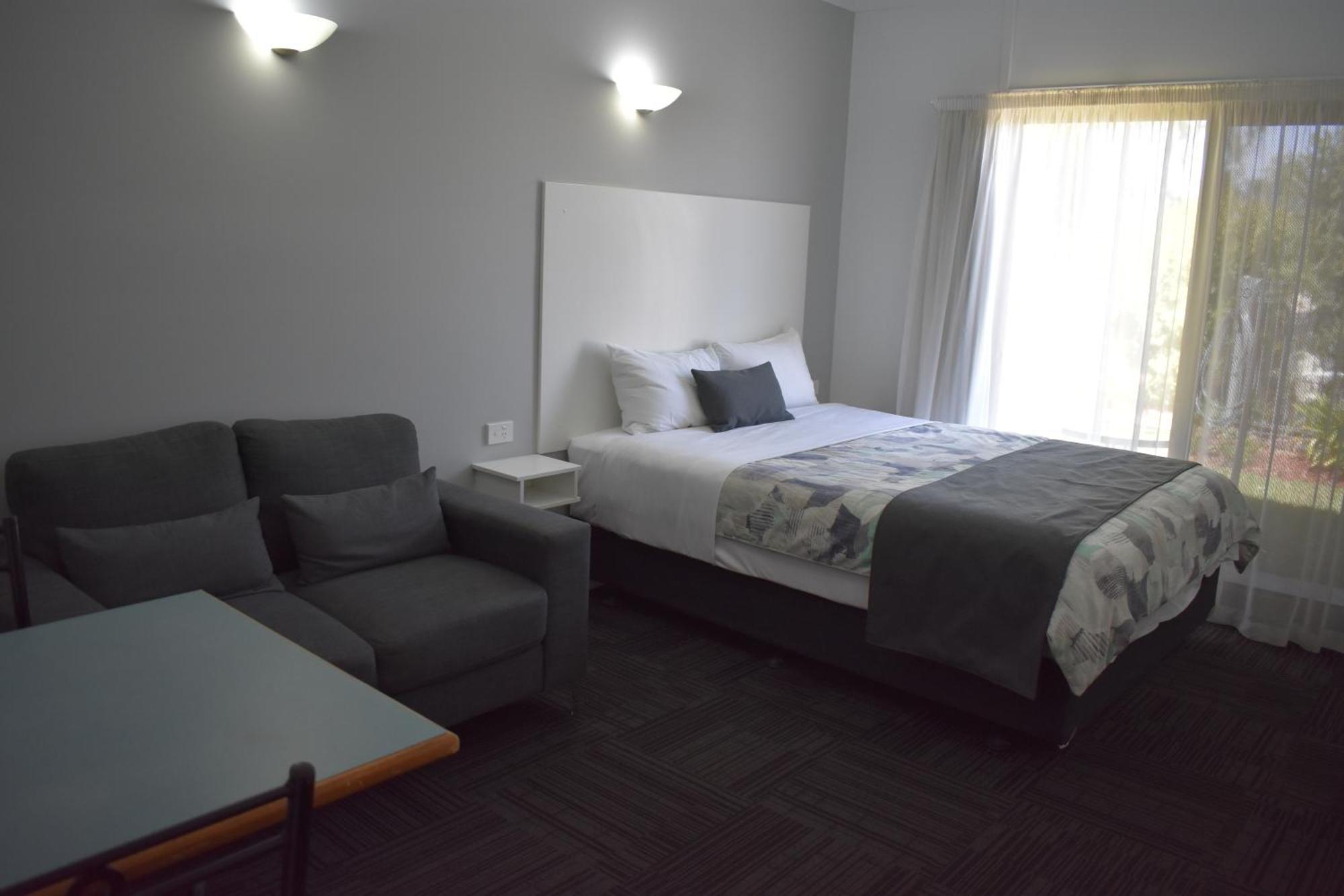 Riviana Motel Дениликуин Екстериор снимка
