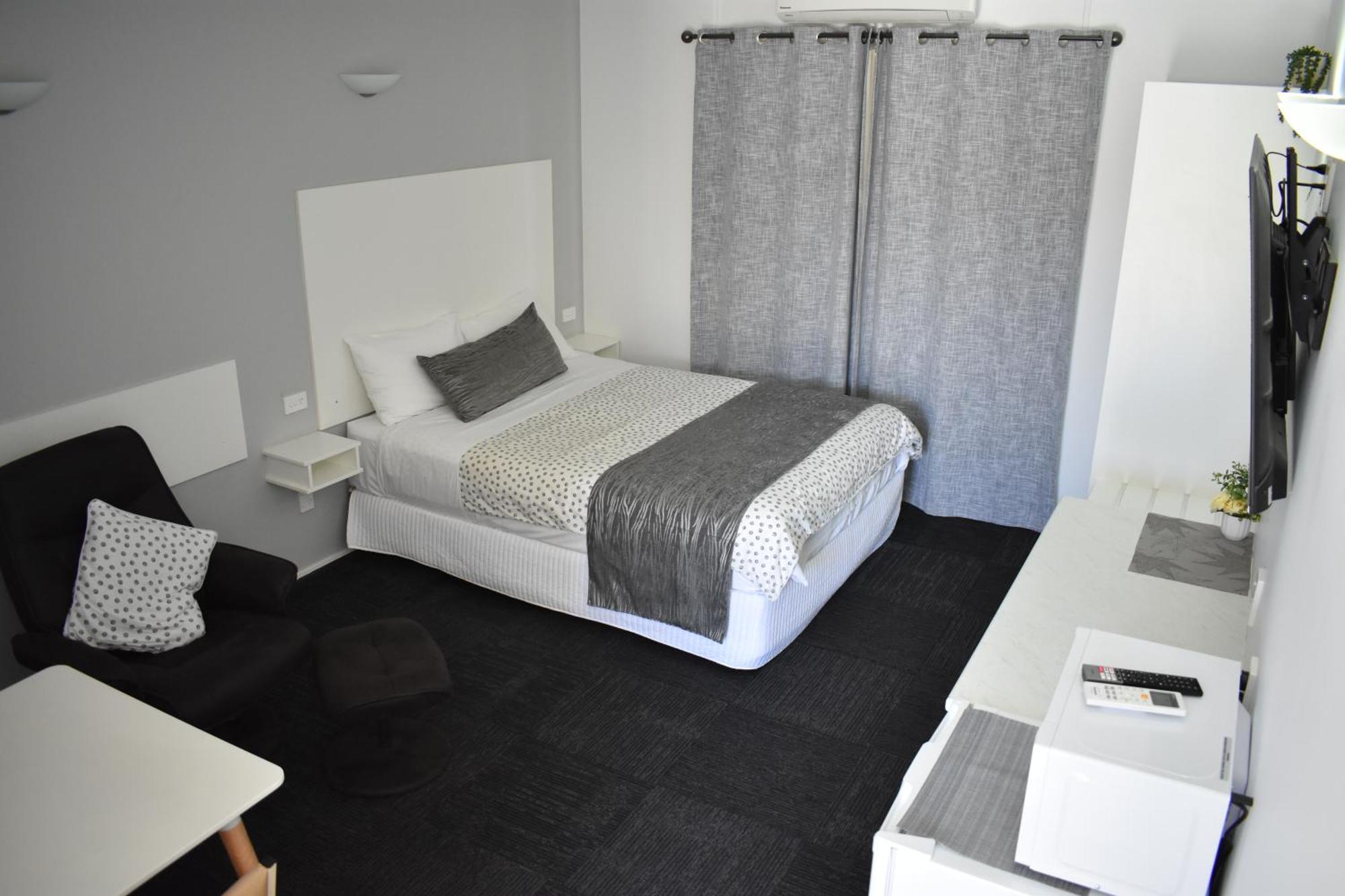Riviana Motel Дениликуин Екстериор снимка