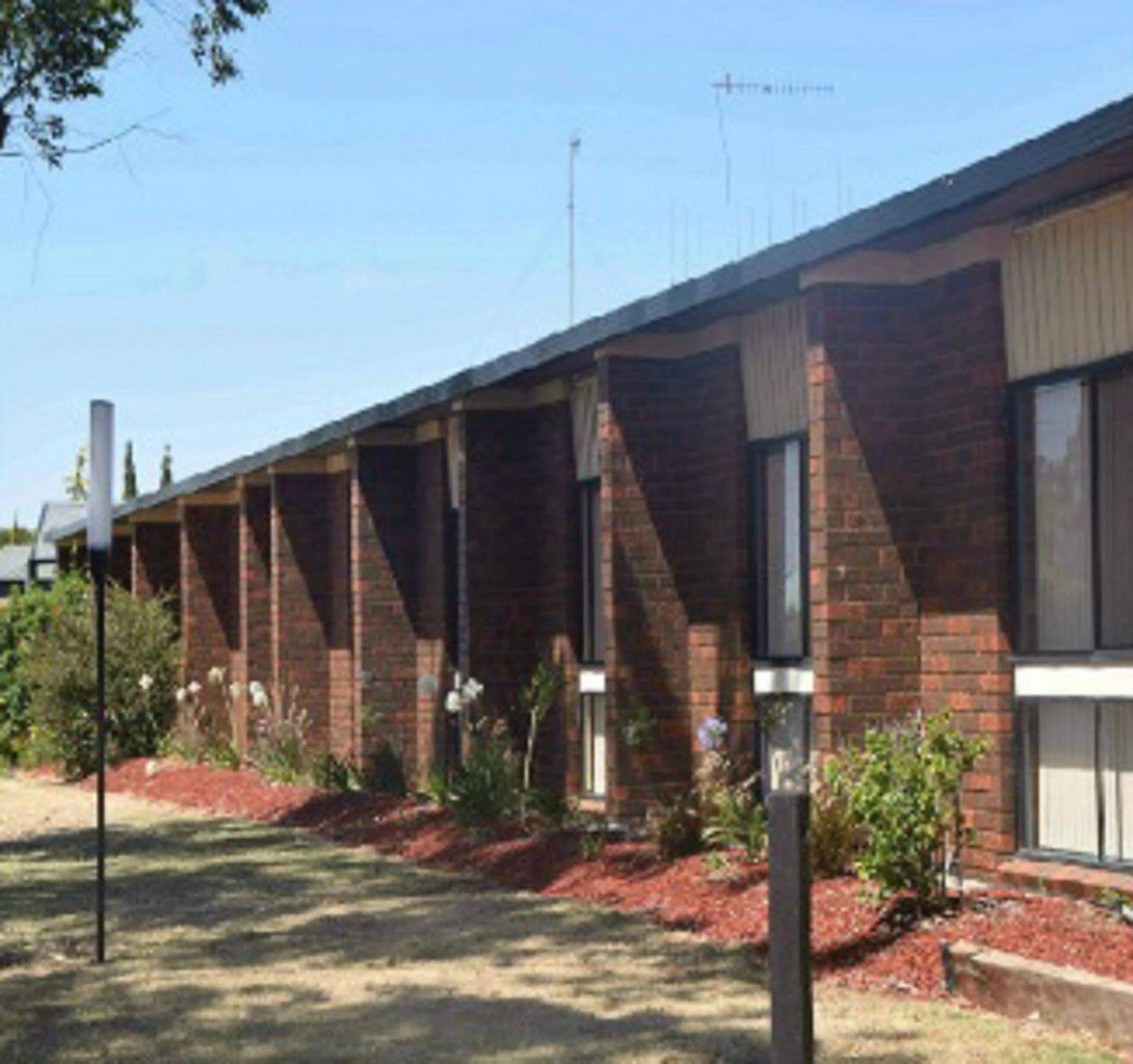 Riviana Motel Дениликуин Екстериор снимка