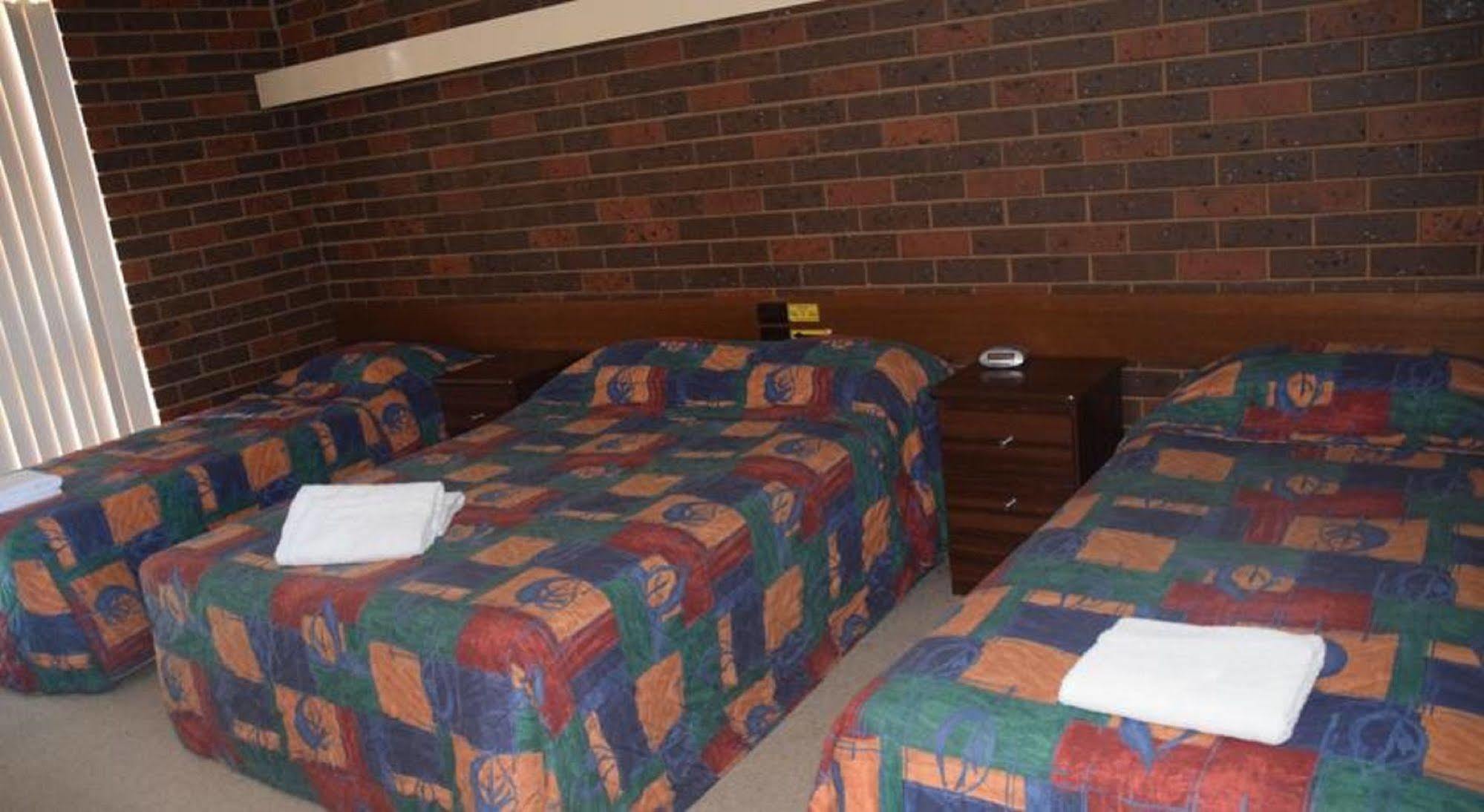 Riviana Motel Дениликуин Екстериор снимка