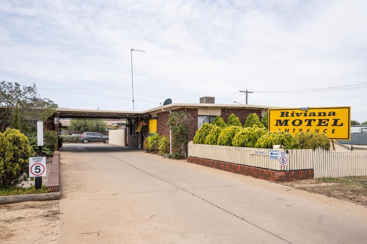 Riviana Motel Дениликуин Екстериор снимка